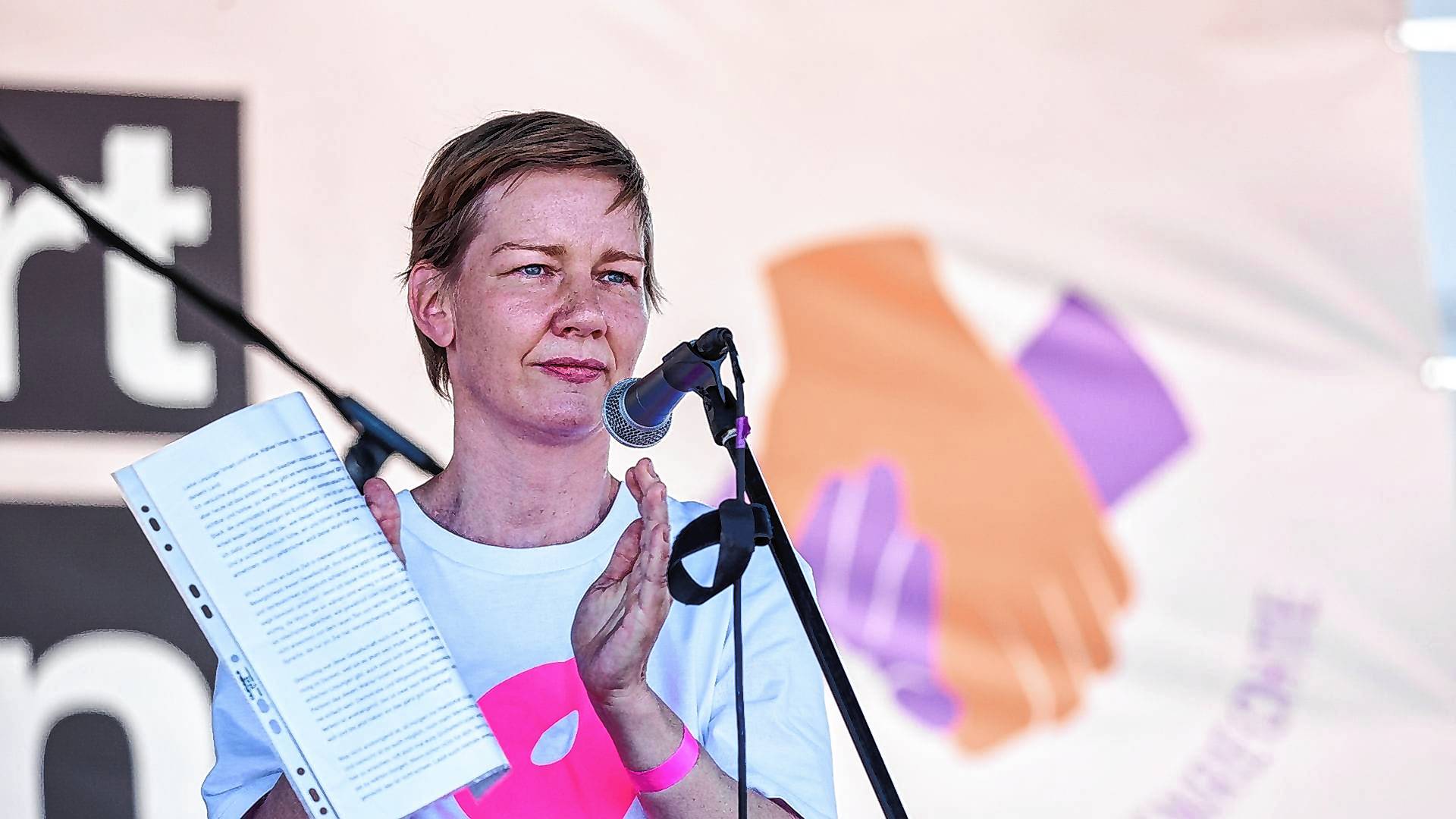 Sandra Hüller bei der Kundgebung "Hand in Hand für Demokratie und Menschenrechte" gegen Rechtsextremismus in Leipzig.