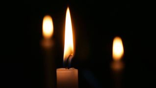 Das Lebenslicht ist ein Symbol für das menschliche Leben. Die dahinterstehende Lichtmetaphorik ist ein uraltes, universales und viel verwendetes Sinnbild, um das helle Leben vom finsteren Tod abzugrenzen.