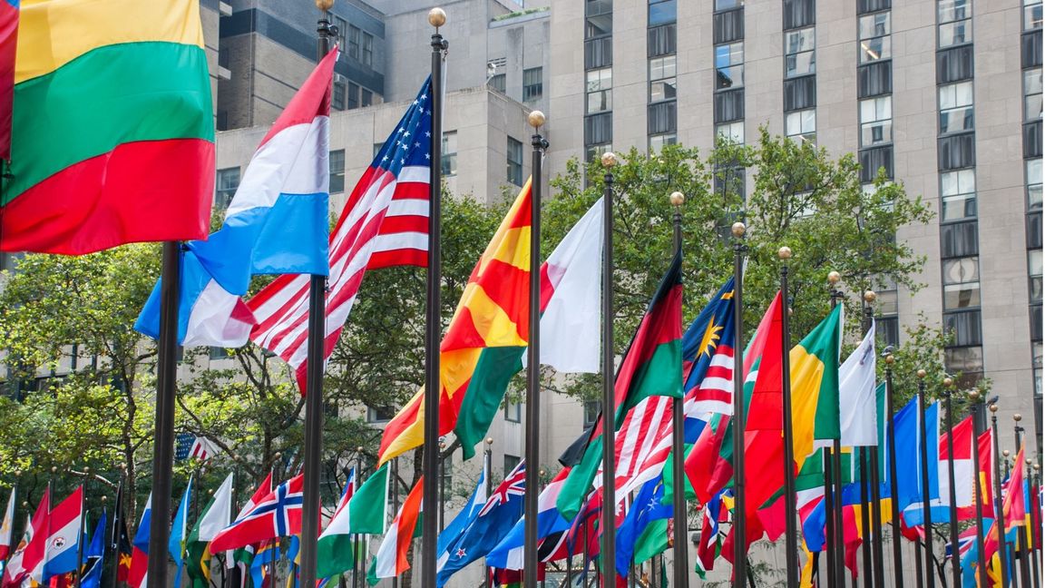 Nationaflaggen vor dem UN-Hauptgebäude in New York.