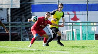 Magstadts David Juric schirmt den Ball vor dem Aidlinger Nico Winter ab. Bild: photostampe