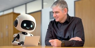 Chatbot Tivio und Holzgerlingens Bürgermeister Ioannis Delakos.