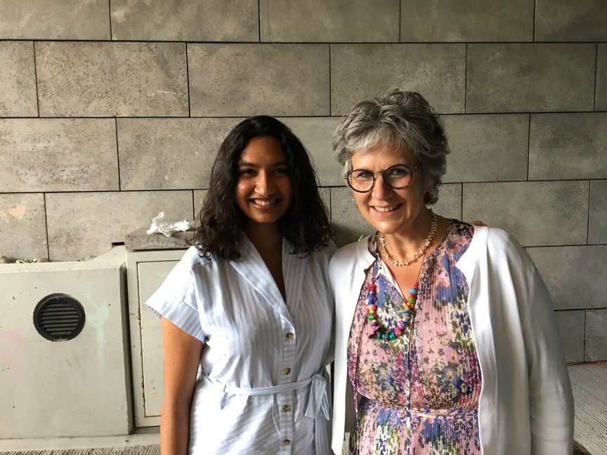 Bei ihrem Abschied Ende Juni trifft Sarah Kupke (rechts) Shraddha Mandi, die sie 2004 in ihrer ersten Klasse damals noch in der Sommerhofenschule Schülerin kennengelernt hatte. Die ehemalige Schülerin lebt weiter auf dem Sindelfinger Goldberg und arbeitet als Forschungs-Assistentin an der Universität von Oxford.  Bild: P. Bausch