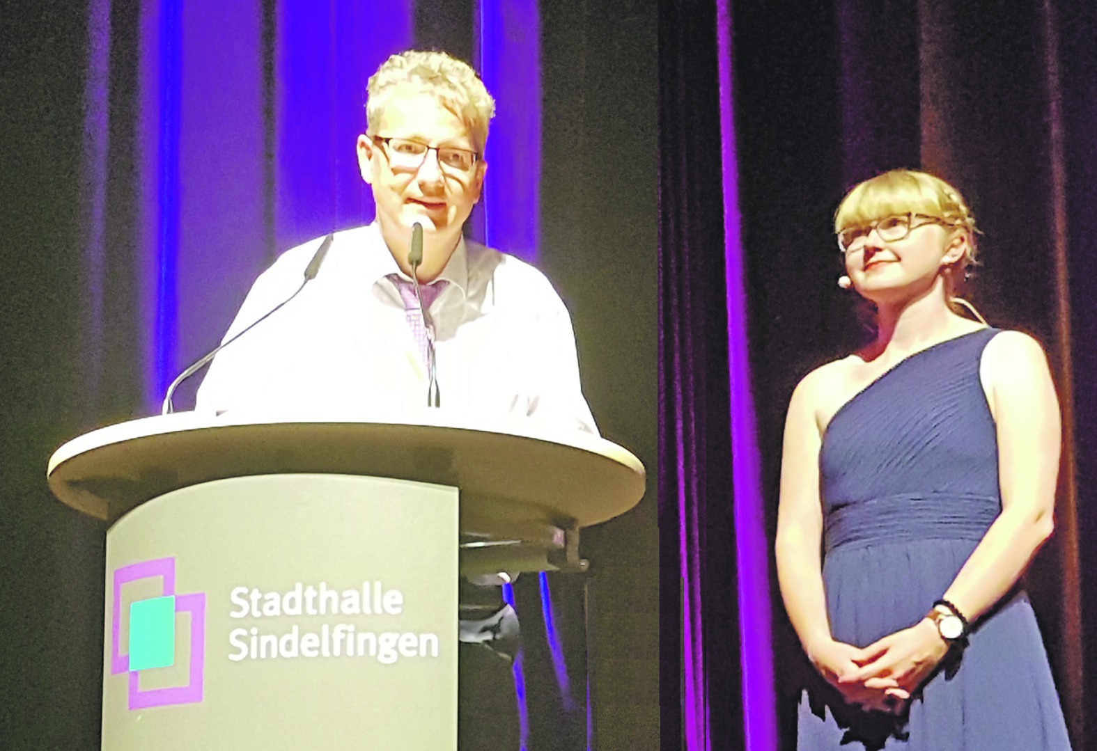 Beim Abiball in der Sindelfinger Stadthalle überreichte Steffen Straube-Kögler den Preis an Lea Maurer. Bild: z