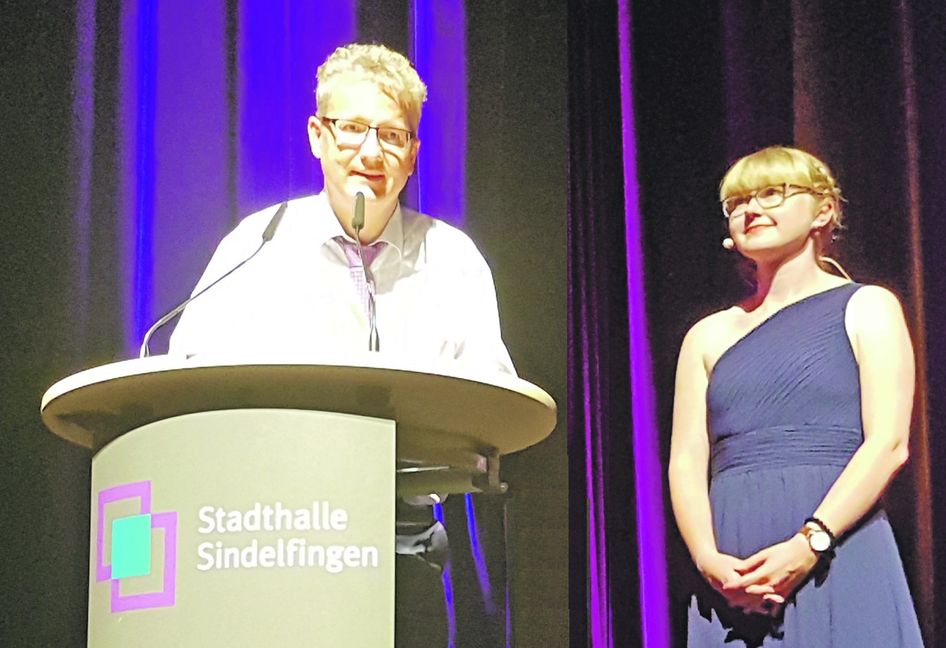 Beim Abiball in der Sindelfinger Stadthalle überreichte Steffen Straube-Kögler den Preis an Lea Maurer. Bild: z