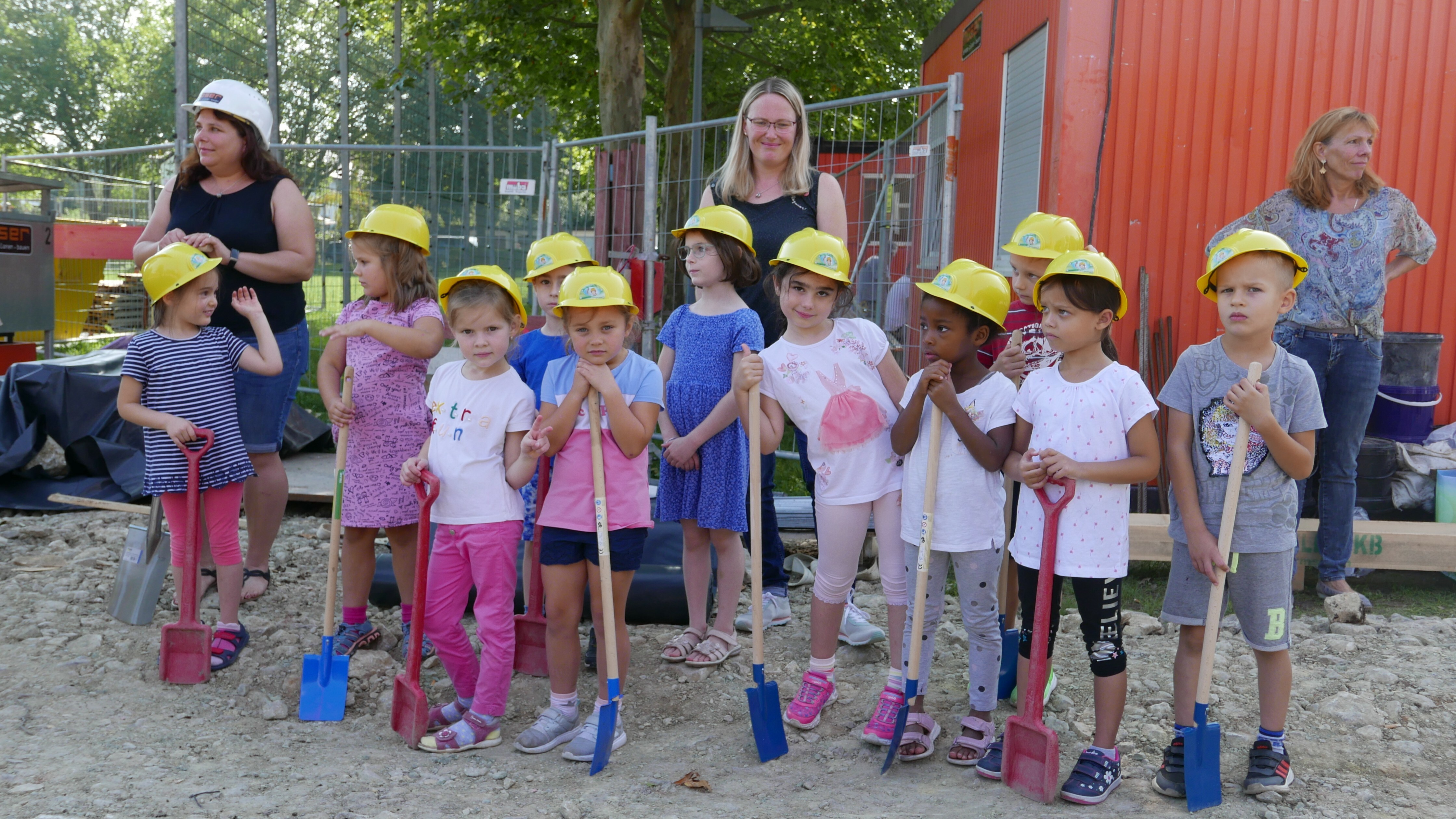 Großer Tag für die Kinder von der Kita Danziger Straße gleich nach den Ferien (mit Kindergartenleiterin Sandra Streisel (links) und ihrer Stellvertreterin Andrea Hentschel). Bild: Jung