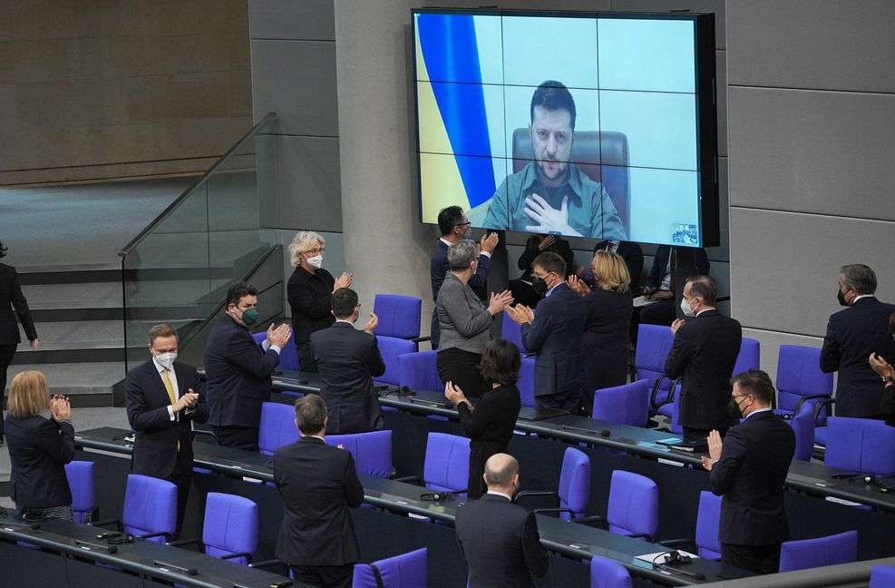 Die Abgeordneten im Bundestag applaudieren dem ukrainischen Präsidenten nach seiner Rede.