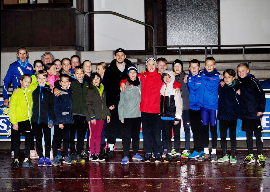 Gruppenbild mit Sprinter Jannick Wolf (Mitte) und den Speedys der Sindelfinger Leichathletik-Schule von Birgit Hamann. Bild: photostampe
