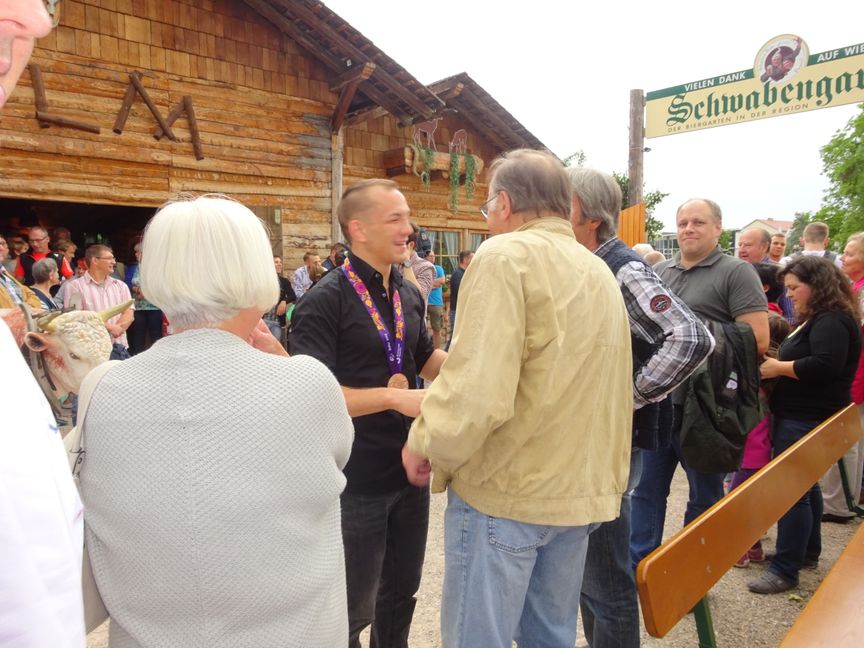 Das SZ/BZ-Archivbild zeigt Frank Stäbler im Juni beim Empfang im Schwabengarten. Hier präsentierte er den Fans die erste Medaille, die je ein deutscher Sportler bei Europaspielen gewann. Bild: Bilaniuk/A