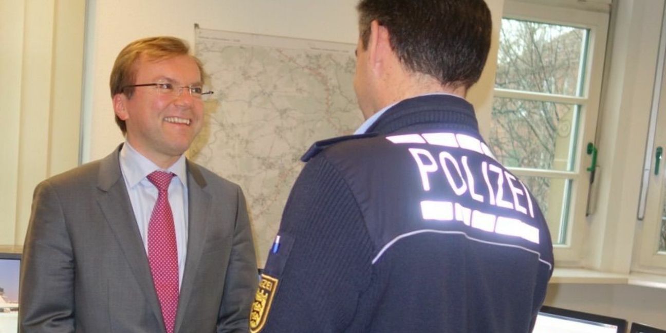 Der Böblinger CDU-Landtagsabgeordnete Paul Nemeth im Gespräch mit der Polizei. Bild: z