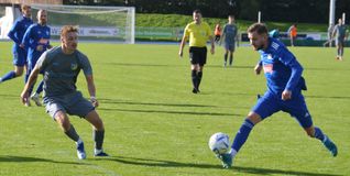 Ehningens Stürmer Gabriel Körtge Corral (links) und Sindelfingens Abwehrchef Max Brendle werden sich am Samstag das ein oder andere direkte Duell liefern.Bild: Zvizdiç