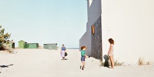 Die Ausstellung „No Place Like Home„ im Sindelfinger Schauwerk gibt einen großen Überblick über die Entwicklung der Fotografie in Italien seit den 1980er Jahren und zeigt, wie das aus dem Wirtschaftsboom der Nachkriegszeit hervorgegangene Land eine eigene fotografische Bildsprache entwickelt hat. Bis Sonntag,  26. Juli: Mi–So, 11–18 Uhr.