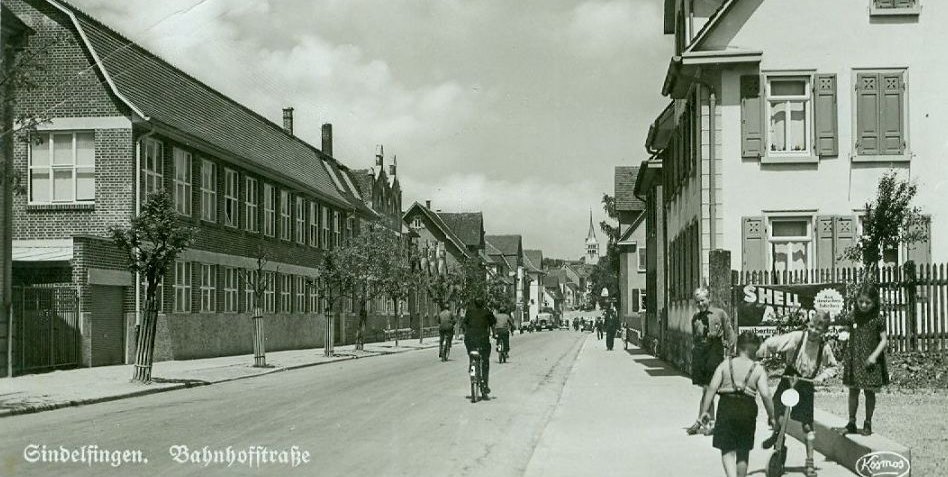 Die Postkarte des Kosmos-Verlags zeigt die Bahnhofstraße 1938 mit der Weberei JC Leibfried auf der linken Seite.