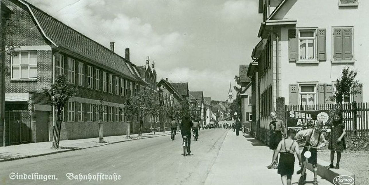 Die Postkarte des Kosmos-Verlags zeigt die Bahnhofstraße 1938 mit der Weberei JC Leibfried auf der linken Seite.