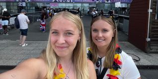 Ein Selfie vor dem Stade de France in Paris: Emma Beelmann (links) und Melissa Blum waren Mittwochabend und Donnerstagmorgen dort. Bild: z