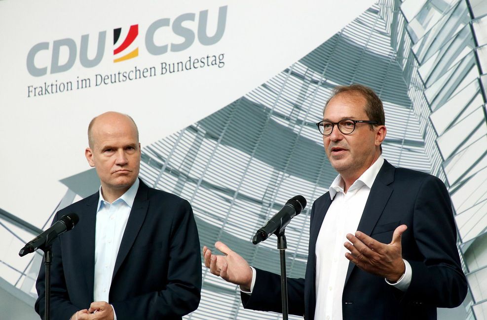 Gegen das Vorgehen der Unionsfraktionsspitze um Ralph Brinkhaus (li.) und Alexander Dobrindt in der Masken-Affäre erhebt sich Widerstand in den eigenen Reihen. Foto: dpa/Wolfgang Kumm