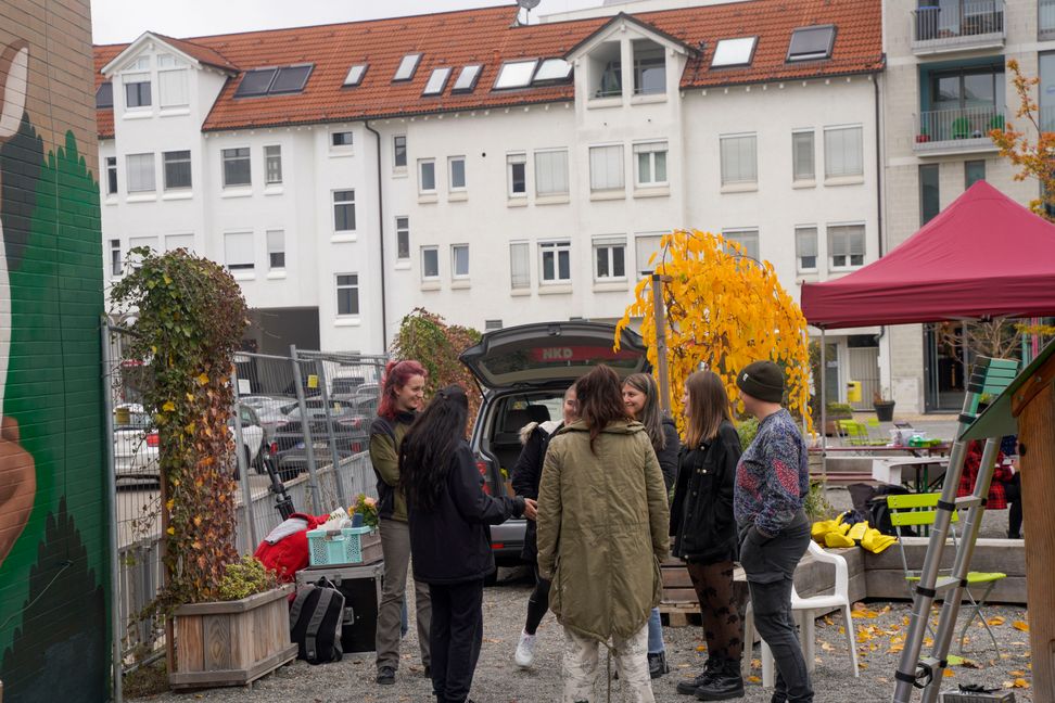 Mädchen und junge Frauen haben auf dem Grünen Platz unter Anleitung eine ganze Wand mit Graffity gestaltet.    Bild: Dettenmeyer