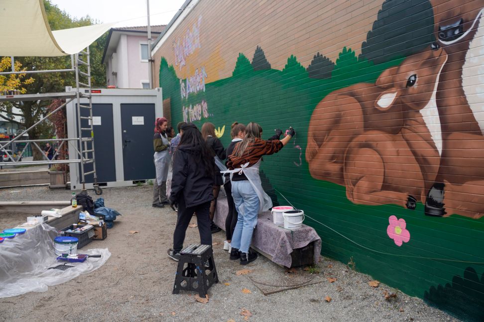 Auf dem Grünen Platz in Sindelfingen ist aus Anlass des Weltmädchentags ein ganzes Wandegmälde in Graffity-Technik entstanden.       Bild: Dettenmeyer