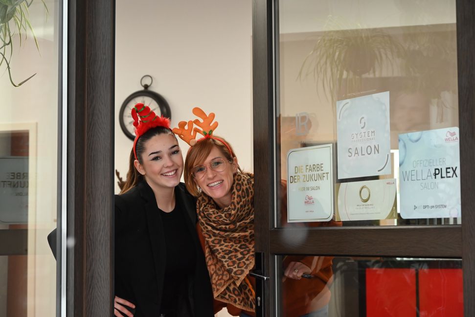 Verona Ross und Friseurmeisterin Stefanie Epple öffnen ihre „Adventstüre“ am 7. Dezember bei der Aktion „Lebendiger Adventskalender“.  Bild: Nüßle