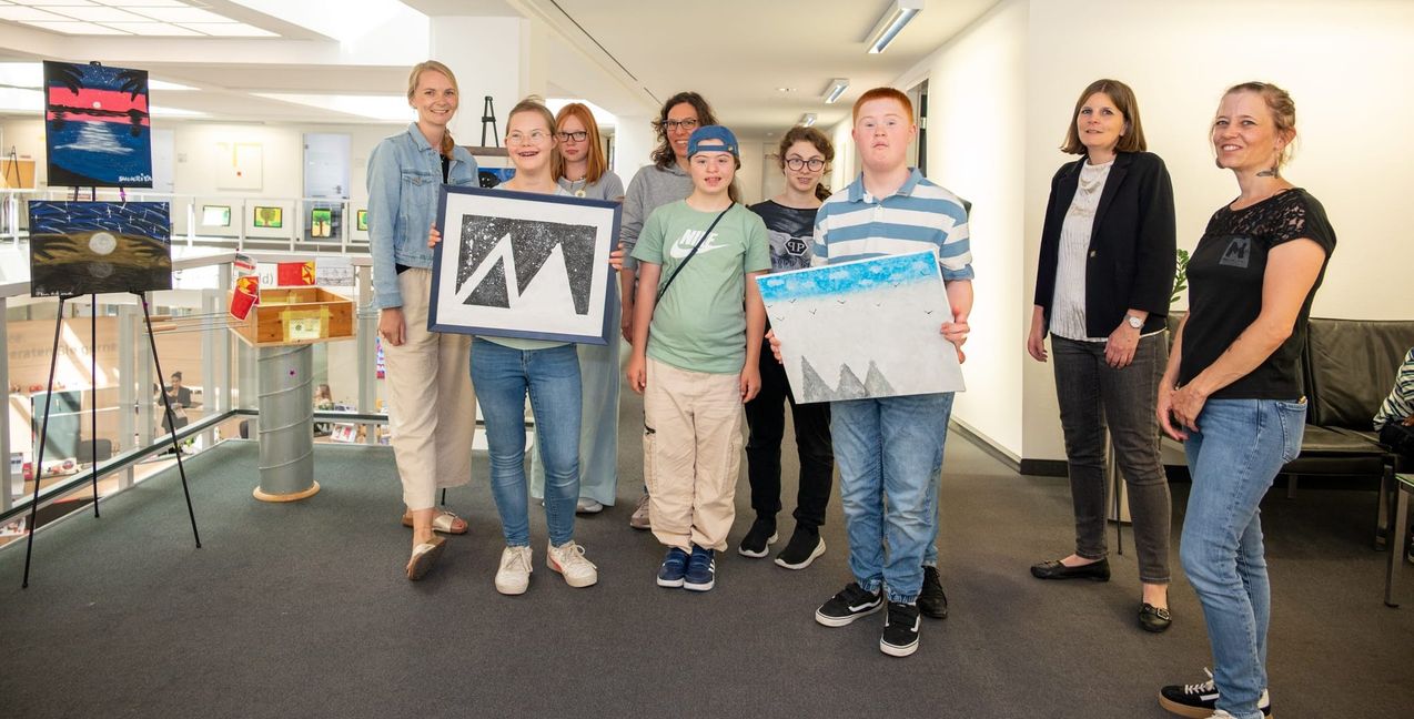 Sichtlich stolz präsentieren die Schüler der Bodelschwinghschule ihre Werke. Bild: Nüßle