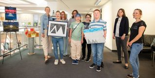 Sichtlich stolz präsentieren die Schüler der Bodelschwinghschule ihre Werke. Bild: Nüßle