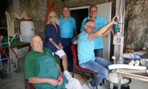 Vincenzo Mangianelli, Ursula Rebmann, Rudi König, Charly Kienle und an der Maschine Elmar Sautter (von links) im Vereinsheim in der Döffinger Straße.