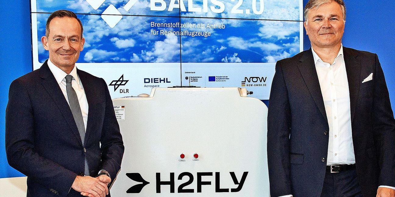 Verkehrsminister Volker Wissing (l.) und H2fly- Mitgründer Josef Kallo bei der Übergabe des Förderbescheids am Stuttgarter Flughafen
