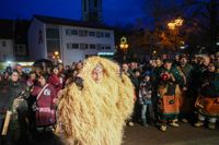 Halligalli und gute Laune: So war der Fasnetsauftakt in Aidlingen mit der neuen Bürgermeisterin Helena Österle.