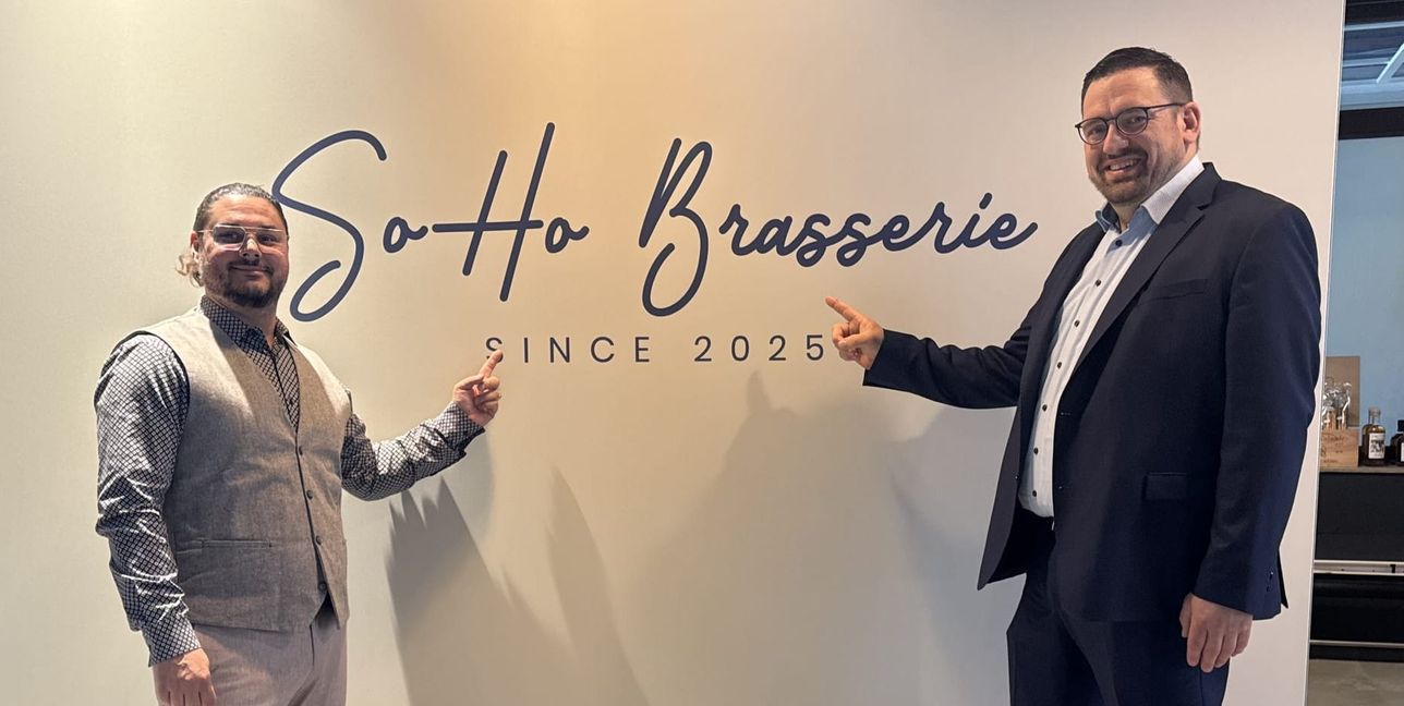 Salvatore Branciforti, Betreiber der SoHo Brasserie (links), und Felix Rapp, Geschäftsführer der WSG, in der Markthalle Sindelfingen.