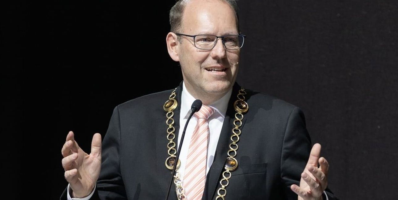 Oberbürgermeister Dr. Bernd Vöhringer beim Ehrungsabend im Sensapolis.Neun Bewerber sind jetzt noch im Rennen um seine Nachfolge.