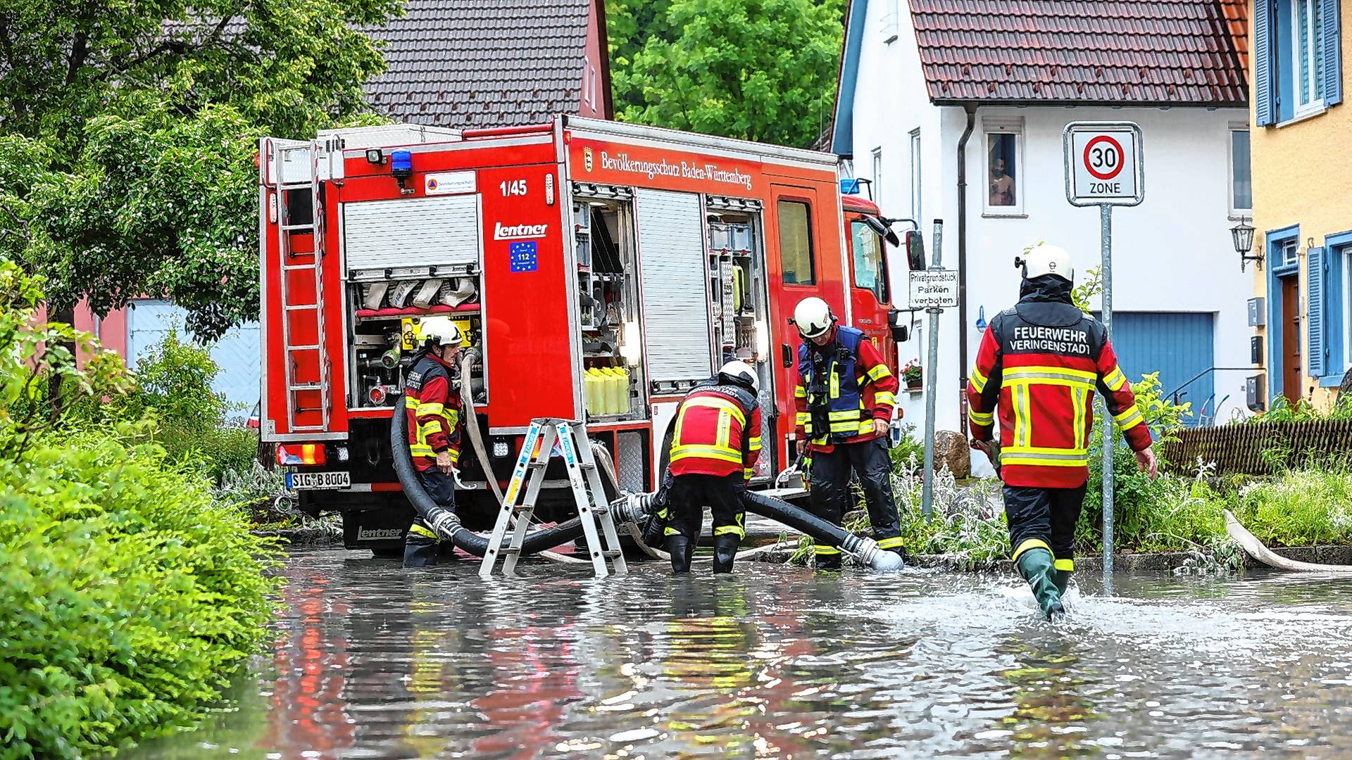 Einsatzkräfte der Feuerwehr pumpen nach einem Unwetter einen Keller in Veringenstadt leer.