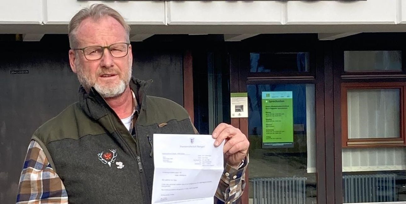 Alfred E. Haas vor dem Schönaicher Rathaus mit dem Schreiben der Staatsanwaltschaft Stuttgart in der Hand. Das Ermittlungsverfahren gegen ihn wurde eingestellt.