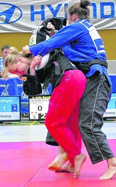 Carina Hildbrand (rechts) blockt die Backnangerin Jennifer Schwille. Bild: Vilz