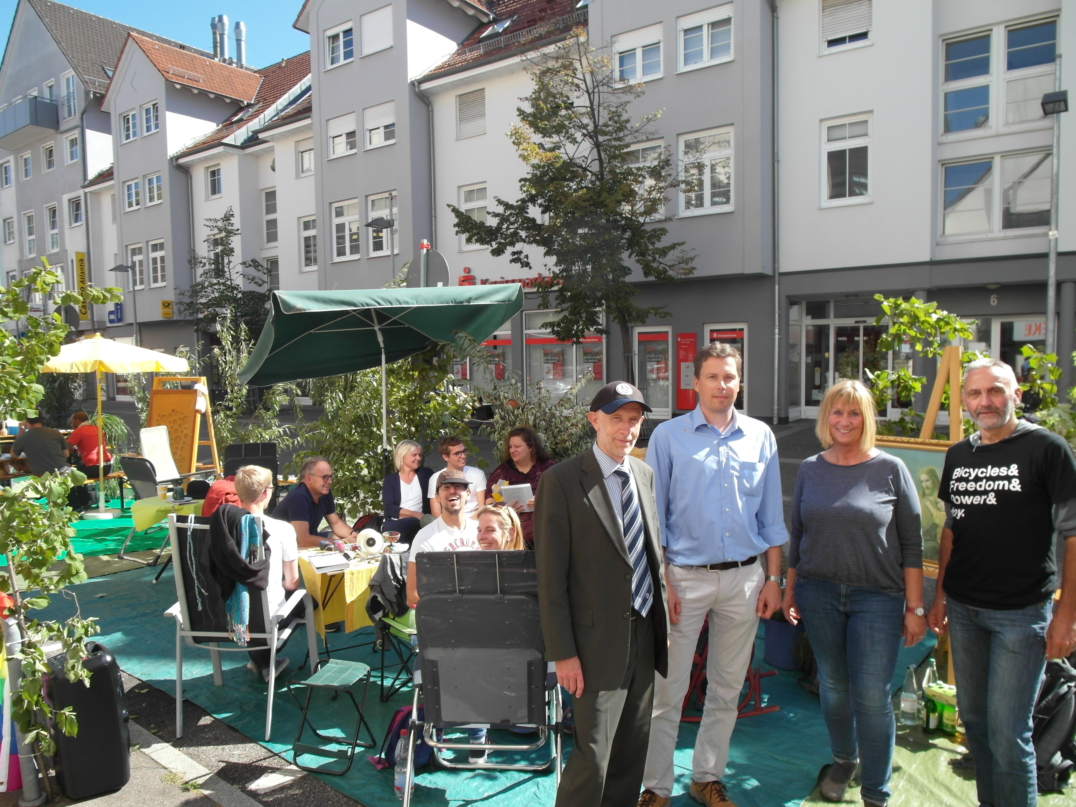 Parking Day in Böblingen (von links): Rainer Marekwia (Essbare Stadt Böblingen), Jens Sundermann (Radeln in Böblingen), Ute Teufel (Greenpeace Böblingen-Sindelfingen), Roland Schmitt (ADFC Böblingen-Sindelfingen). Bild: Staber