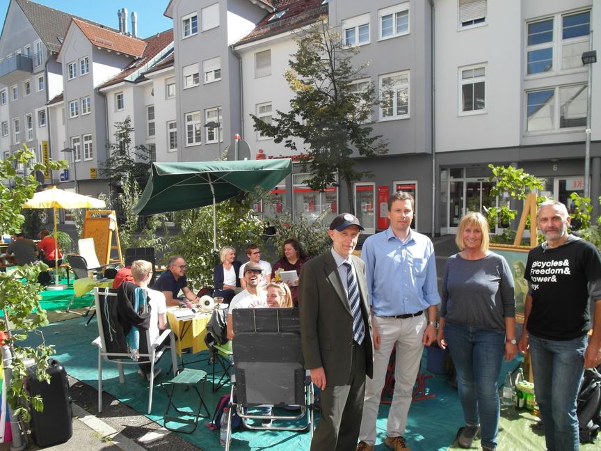 Parking Day in Böblingen (von links): Rainer Marekwia (Essbare Stadt Böblingen), Jens Sundermann (Radeln in Böblingen), Ute Teufel (Greenpeace Böblingen-Sindelfingen), Roland Schmitt (ADFC Böblingen-Sindelfingen). Bild: Staber