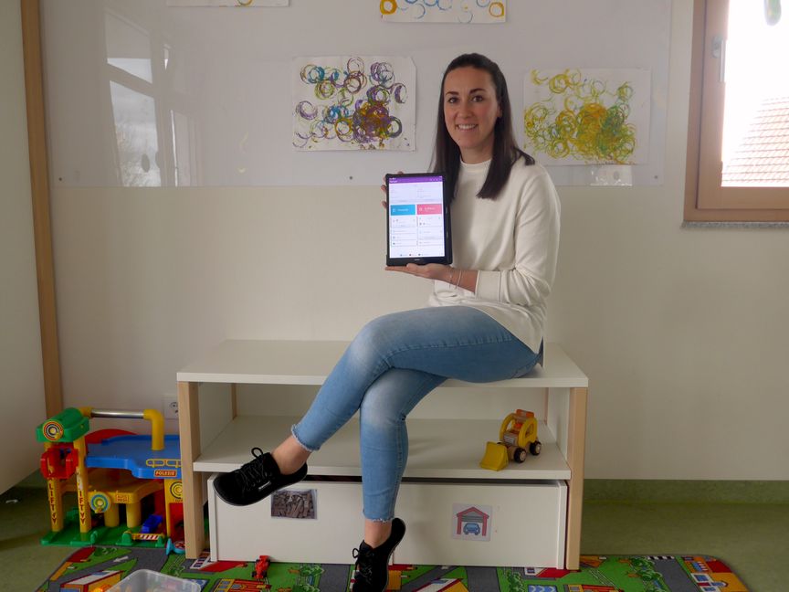 Alexa Arndt, die Leiterin des Ehninger Kinderhauses Herrenberger Straße, hat auf ihrem Tablet die Kita-App "Kidling" installiert.    Bild: z