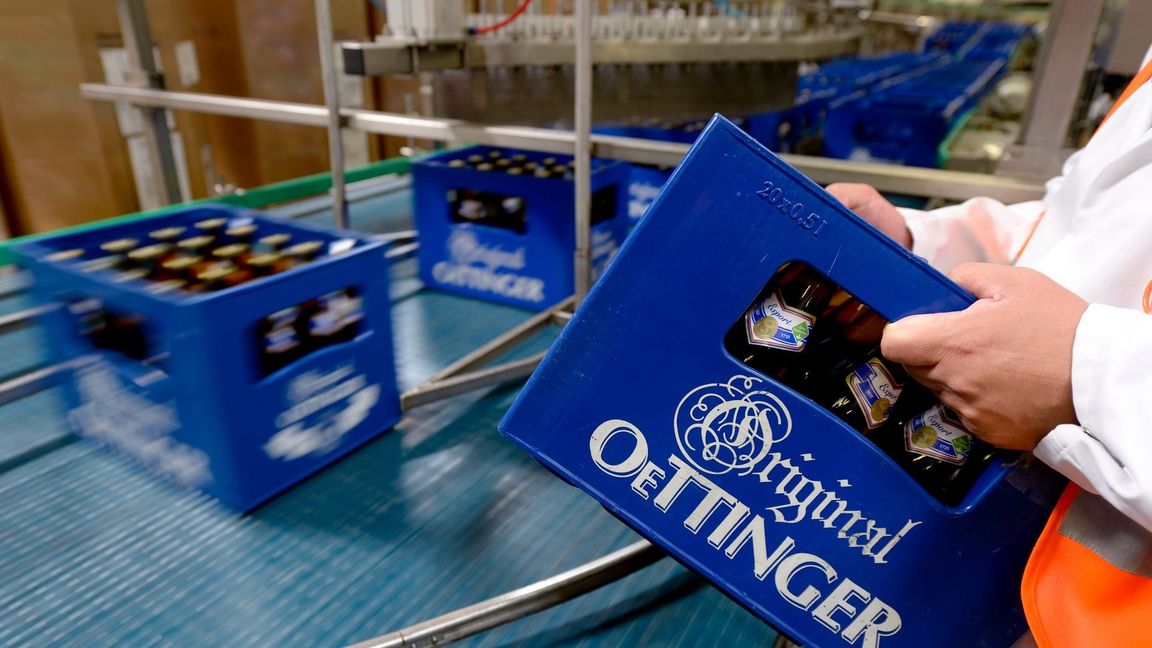 Produktion in der Oettinger Brauerei in Braunschweig. Derzeit ruht die Produktion wegen eines Warnstreiks. (Archivbild)