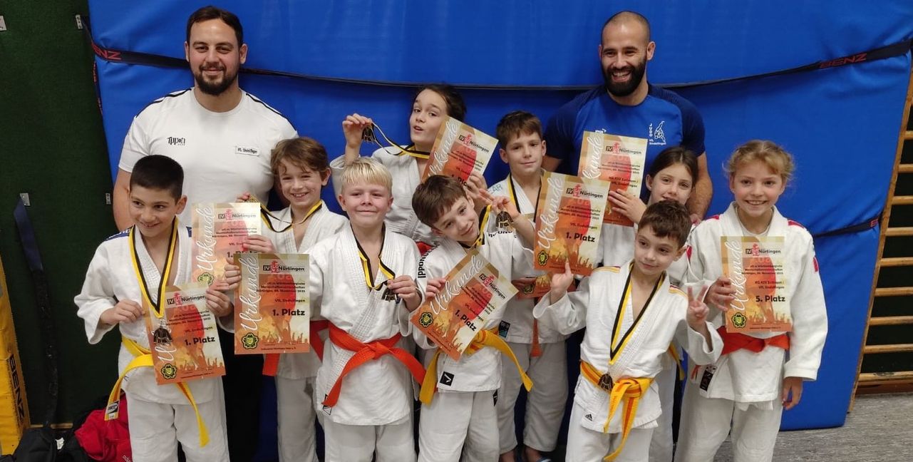 Glückliche Sindelfinger Judoka: Mehmetan Sevik, Trainer Milot Jusufi, Hendrik Sommacal, Emil Hardt, Elias Moreno, Thiago Moreno, Noel Giogiakas, Trainer Andi Finkbeiner, Jonas Giogiakas, Ella Kopsch, Greta Genze (von links).