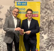 Hans Dieter Scheerer (links) übergibt das Amt des FDP-Kreisvorsitzenden an Max Reinhardt.
Bild: z