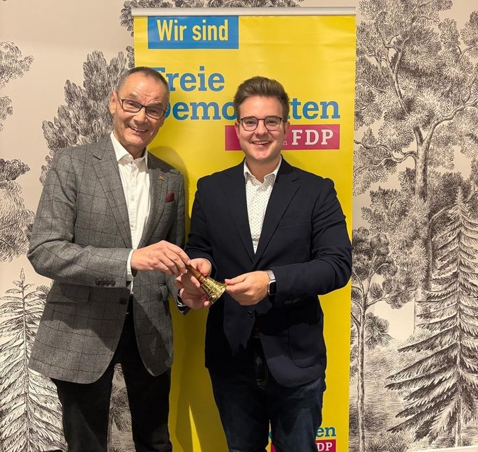 Hans Dieter Scheerer (links) übergibt das Amt des FDP-Kreisvorsitzenden an Max Reinhardt.
Bild: z
