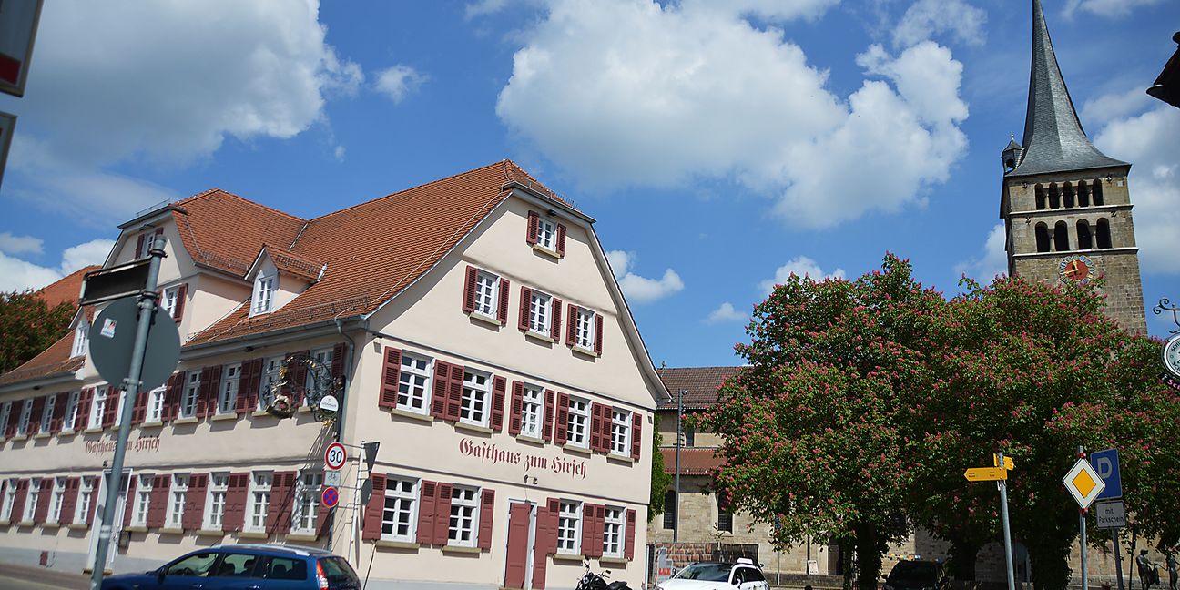 Das Gasthaus Hirsch in der Ziegelstraße. Rechts im Hintergrund die Martinskirche.Bild: Wegner