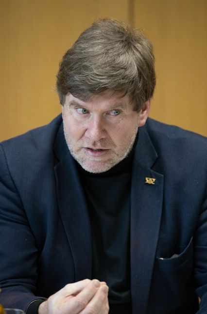 Unterdessen sagt Markus Rösler, der Sprecher für Naturschutz der Grünen im Landtag  und Nabu-Wolfsbotschafter: „Ein Wolfsrudel wäre weder Fluch noch Segen.“