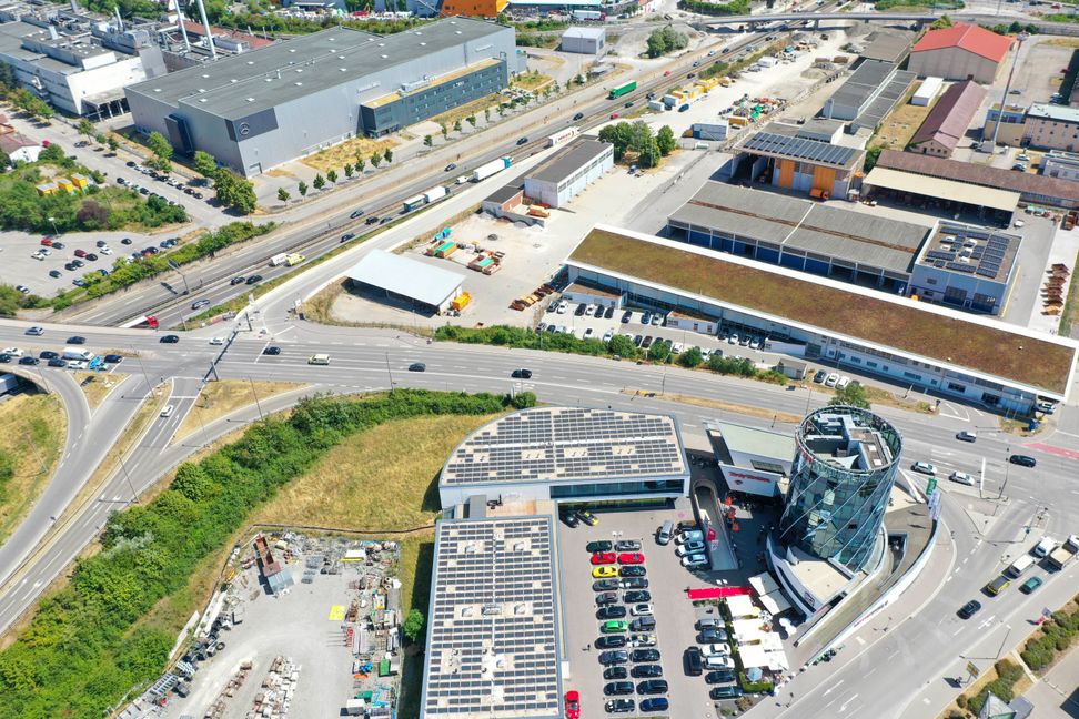 Der Kreuzungsbereich zwischen Tower 66 und Bauhof wird im Zuge des A 81-Ausbaus und mit dem Anschluss der Querspange, die entlang der Autobahn vom Thermalbad direkt aufs Flugfeld führt, stark vergrößert und so gestaltet, dass die Flugfeld-Allee künftig nicht mehr rechts am Tower 66 verläuft, sondern links, wo sich heute noch die A 81-Ausfahrt befindet. Kopfzerbrechen bereitet bei den Planungen, eine optimale Radwegeverbindung zwischen Böblingen und Sindelfingen zu finden.  Bild: Dettenmeyer