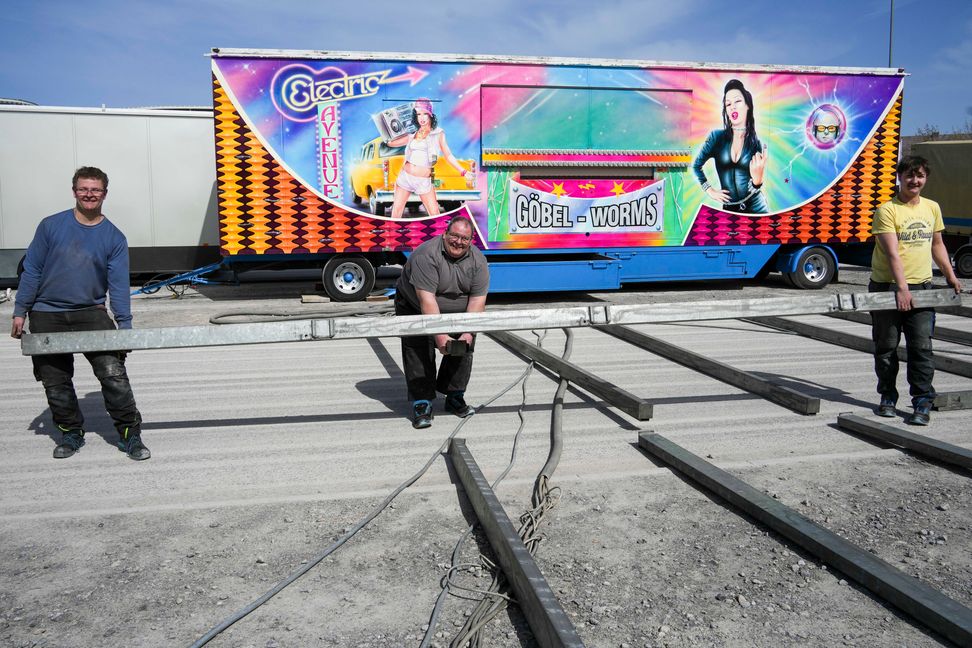 Heiko Meister (Mitte) und seine Söhne Kevin (links) und Lukas beim Aufbau des Autoscooters Electric Avenue No 1.