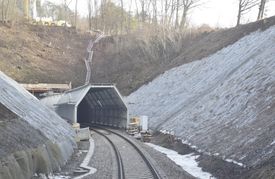 Auf beiden Seiten der historischen Tunnelröhren wurden zum Schutz der Fledermäuse 80 Meter lange Vorbauten angebracht und die Hänge zum Gleiskörper von Bäumen und Büschen befreit. 	Bild: Reichert