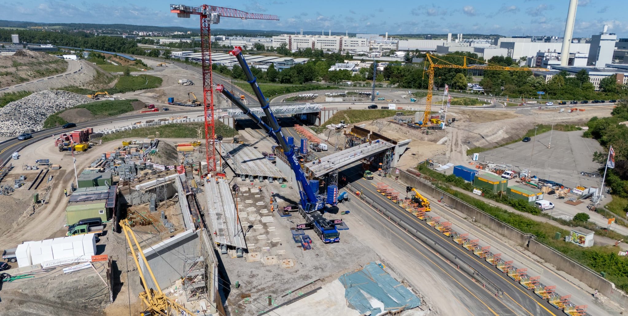 Die neue Brücke (vorne) hat zehn Stahlverbundträger bekommen, die die Autobahn überspannen. Für diese Arbeiten war die A81-Sperrung notwendig. Der im Bild linke Teil der Brücke erhält ebenfalls weitere zehn Träger. Dieses Jahr noch soll die provisorische Brücke (hinten im Bild) zurückgebaut werden.