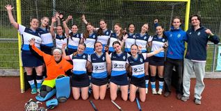 Die Böblinger Hockeyfrauen bejubeln ihren Auswärtssieg in Esslingen.  Am Ende reichte es allerdings knapp nicht zum Aufstieg.