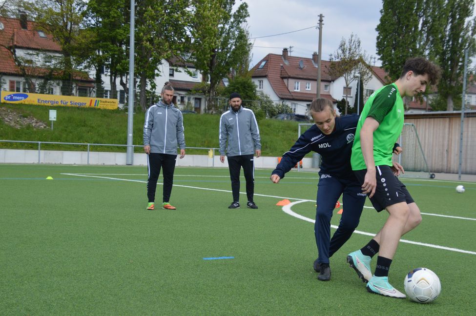 Maikel Boric (links) und Hakan Cakmak schauen genau hin. was Theo Riedel (GSV Maichingen) und Marlies Della Latta (VfL Herrenberg) mit und ohne Ball machen. Bild: Zvizdiç