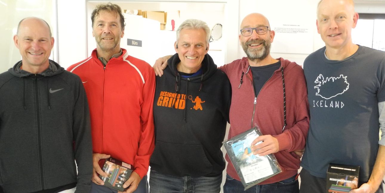 Finalisten Herren 60 mit Christof Langosch (VfL Sindelfingen) und Uli Schmidt (TSV Waldenbuch), Turnierleiter Boris Clar sowie den Finalisten Herren 55, Sven Mayer (TC RW Rottweil) und Matthias Boos (Spvgg FAL Frickingen/von links). Bild: Volkmann.