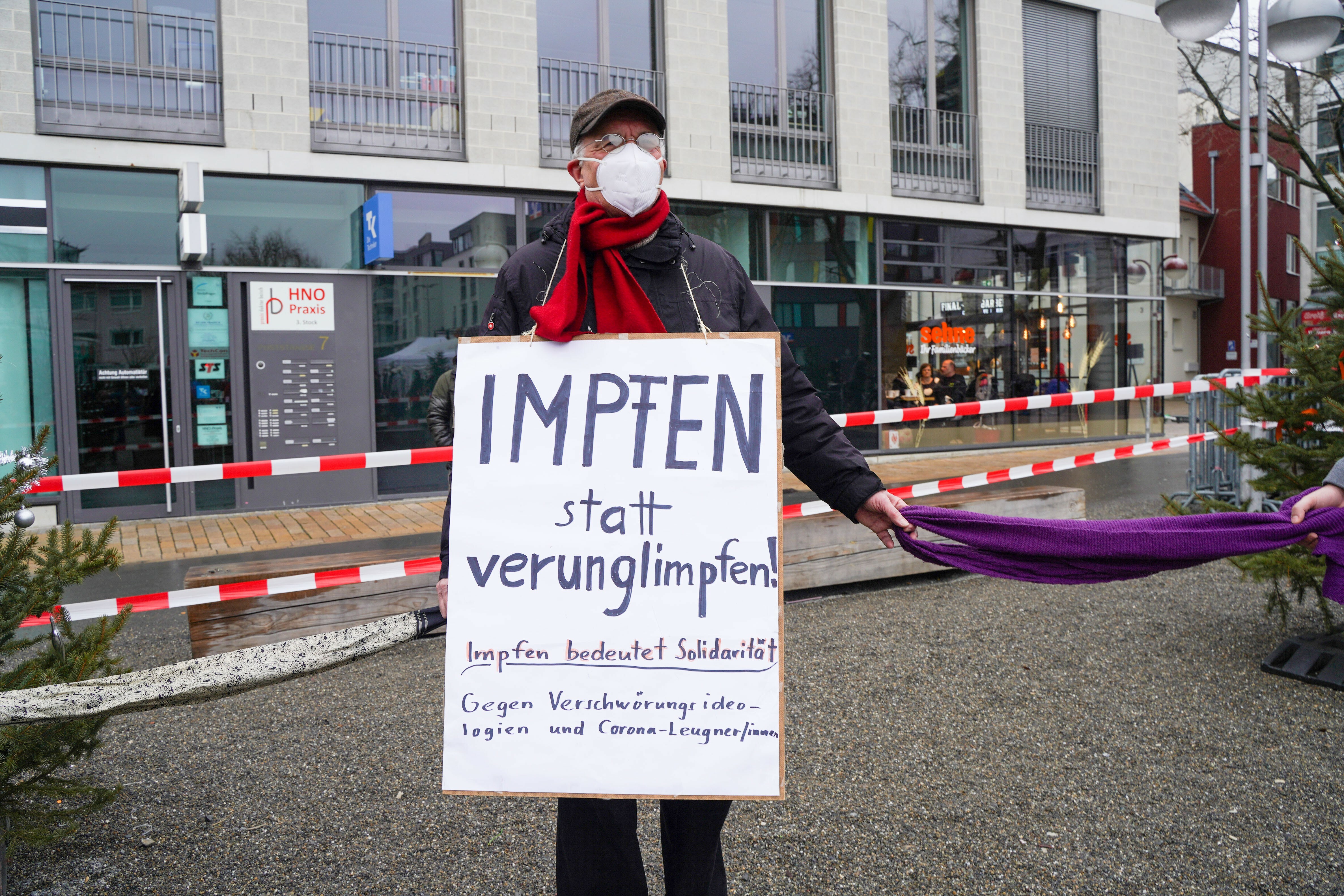 "Impfen satt verunglimpofen": Eines der Plakate, die am Samstag auf denm Grünen Platz zu sehen waren. Bild: Dettenmeyer