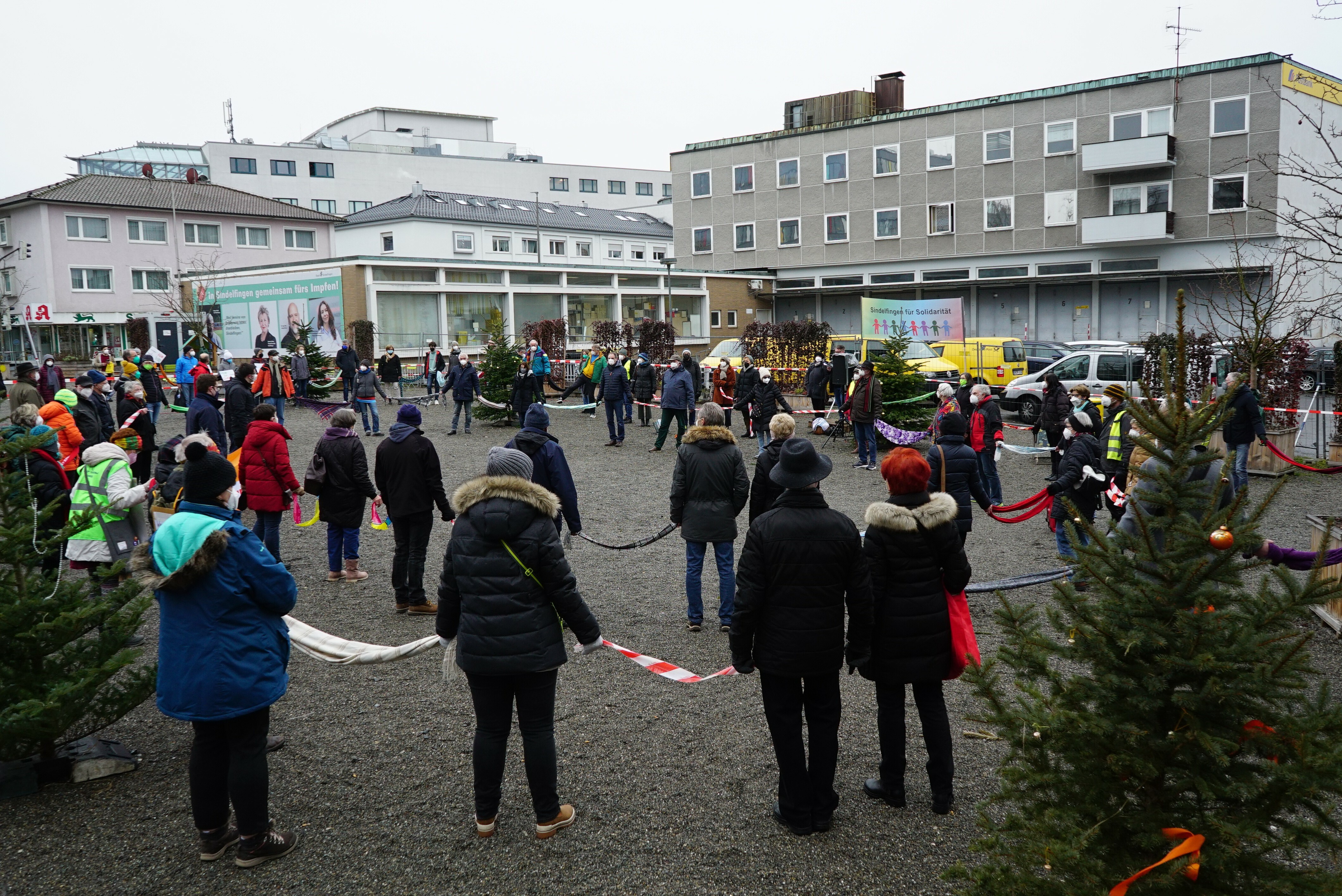 Zu einer Menschenkette für Solidaritäthaben sich Samstag rund 100 Teilnehmer auf dem GRünen Platz eingefunden. Bild: Heiden